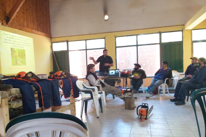 Personal de la CIP, miembros de comunidades Mapuce e instituciones provinciales realizaron un curso de Operador de Motosierra
