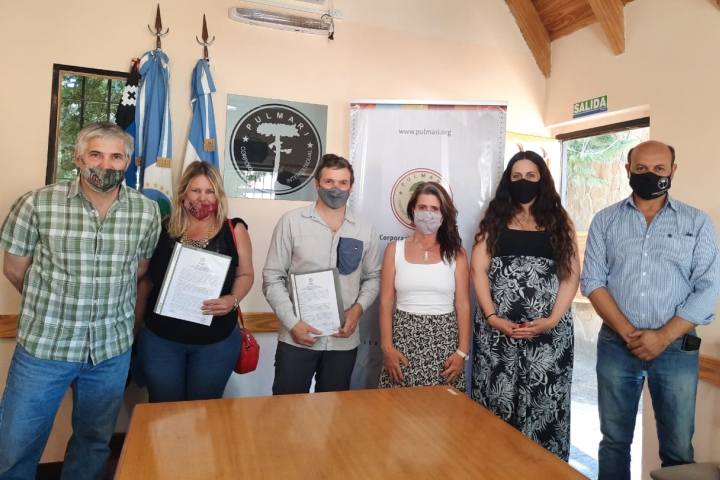 Firma de dos permisos para Prácticas de Actividades Turísticas en Moquehue